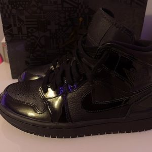 black jordan 1